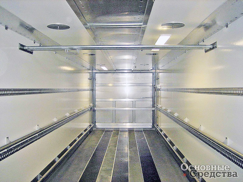 Внутри такого изотермического фургона компании «АВТОполюс» помещается 60 тыс. суточных цыплят, фургон также может использоваться и для доставки яиц