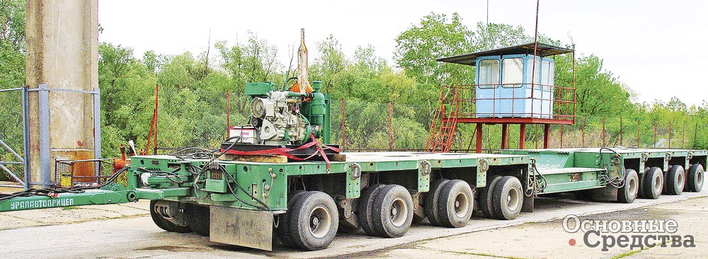 Транспортное средство челябинского завода «Уралавтоприцеп» из двух 4-осных модулей и грузовой площадки