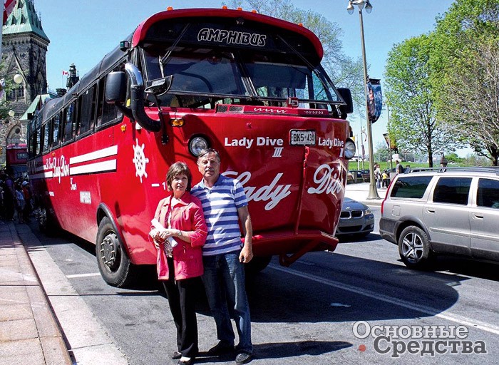 Г-н Б. Либо с супругой во время экскурсии на амфибусе по Оттаве