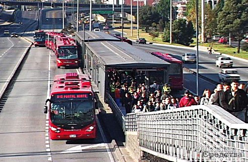 Сочлененные автобусы на линии BRT в столице Колумбии Боготе