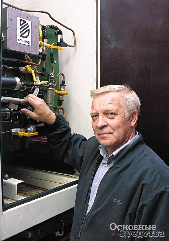 Один из разработчиков двухтопливной системы питания С.В. Рыбинский демонстрирует хорошую доступность агрегатов для регулировки и обслуживания