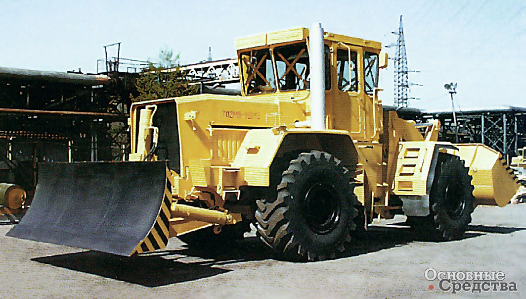 Универсальная дорожная машина на базе трактора К-702МВА