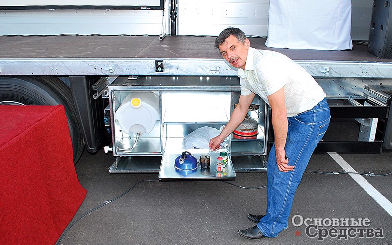 Schmitz Cargobull разработал устанавливаемую  под полуприцепом и запираемую на ключ «кухню» – ящик, в котором есть бак для воды, держатель для газовой плиты, а также отсек для хранения посуды и продуктов