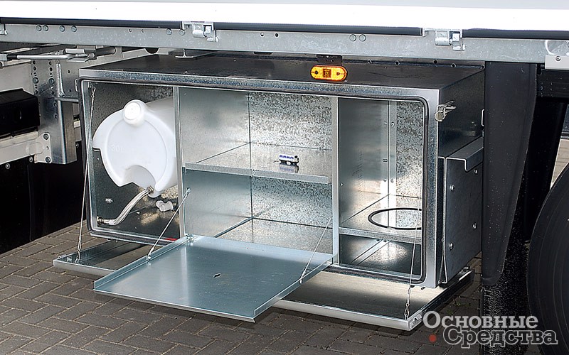 Schmitz Cargobull разработал устанавливаемую  под полуприцепом и запираемую на ключ «кухню» – ящик, в котором есть бак для воды, держатель для газовой плиты, а также отсек для хранения посуды и продуктов