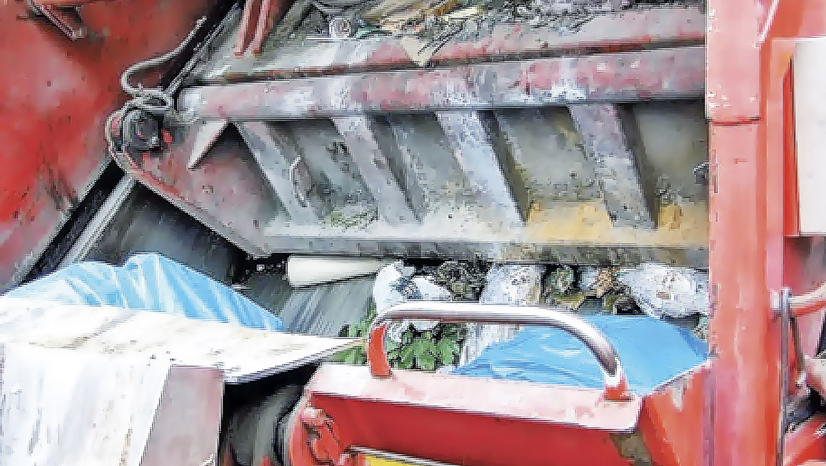Уплотнение отходов толкающей плитой в современных мусоровозах происходит в автоматическом, полуавтоматическом и ручном, или аварийном, режимах