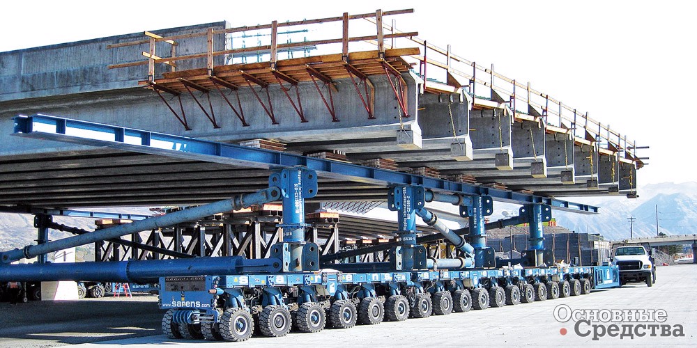 Установка мостовой конструкции для аэропорта на модульных самоходных платформах типа K24 компании KAMAG