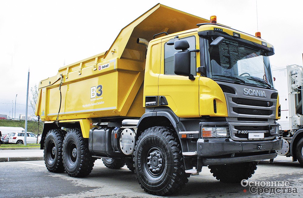 Самосвал Scania P400 CB6x6EHZ рассчитан на транспортировку 16 м3 грунта, земли, глины и песка в условиях бездорожья
