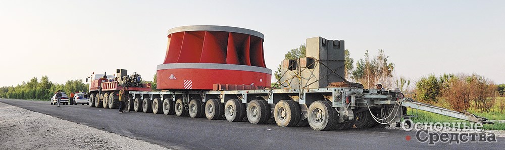 Перевозка турбины для Бурейской ГЭС на двух прицепах-модулях ЧМЗАП-706010 (сцеплены друг за другом)