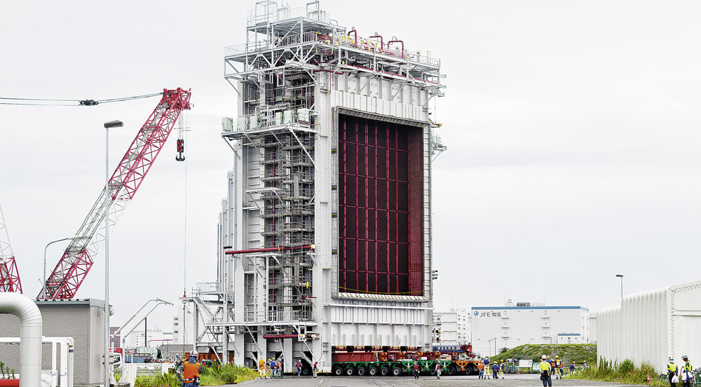 Транспортировка модуля завода СПГ с высоким центром тяжести с помощью самоходных модулей Goldhofer PST/ES-E