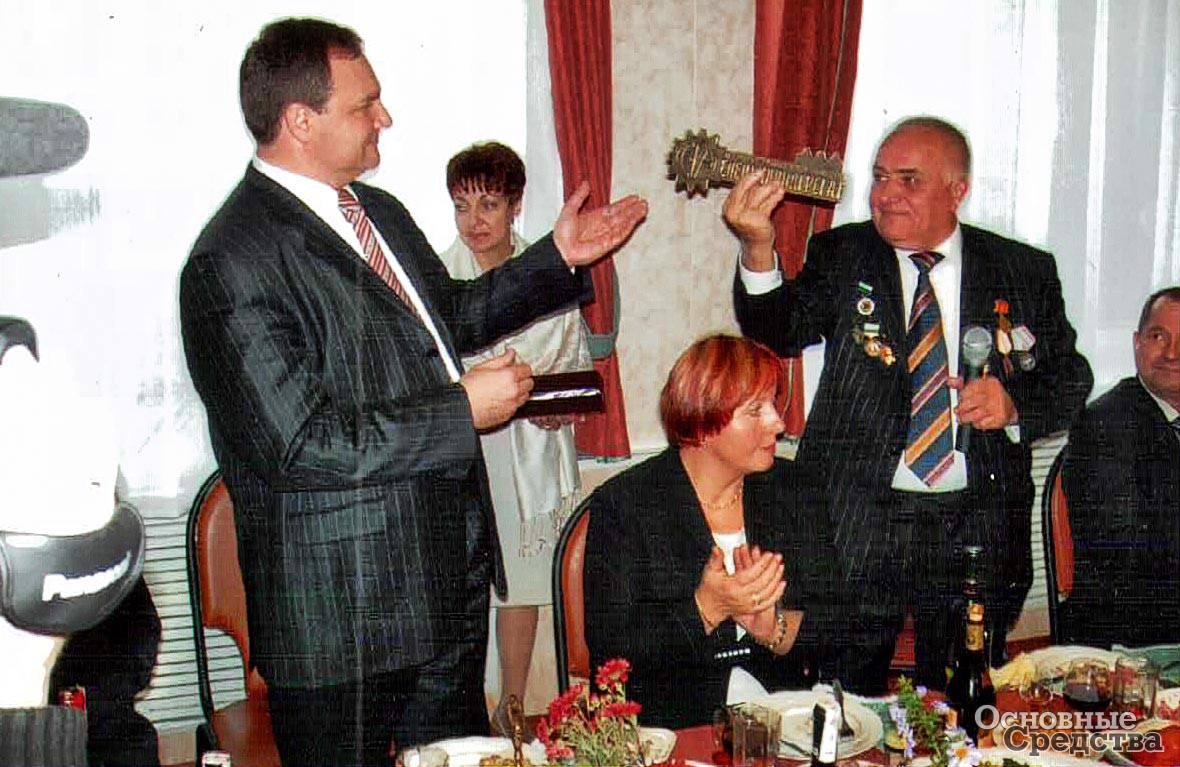 2005 г. В.А. Ситников вручает символический ключ от завода генеральному директору ОАО «Елецгидроагрегат» Н.С. Гридневу