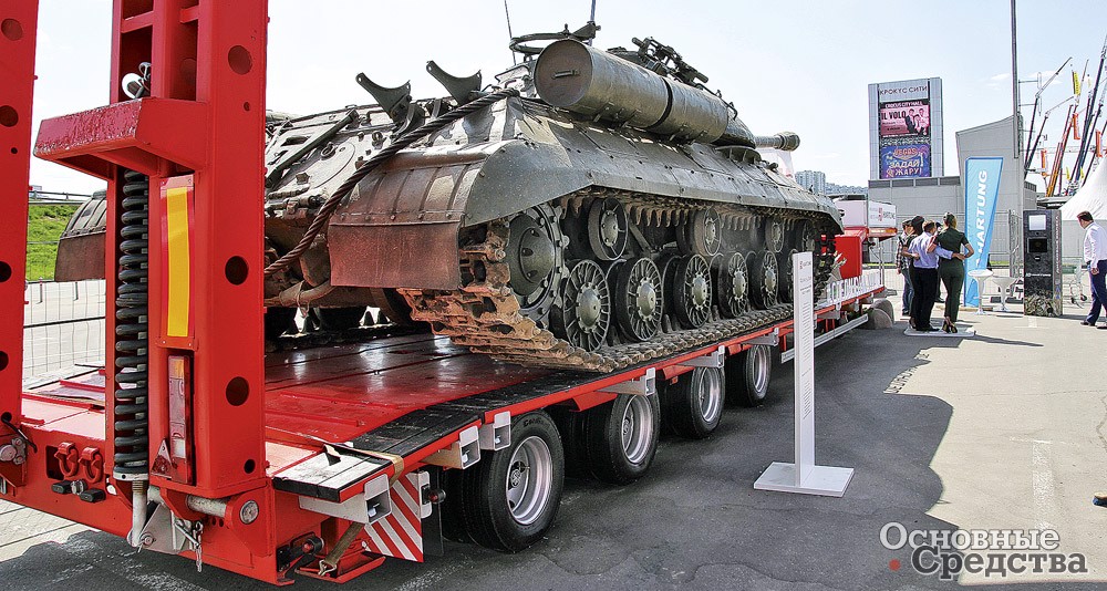 Низкорамный полуприцеп-тяжеловоз HARTUNG с тяжелым танком ИС-3 на выставке «СТТ-2016»
