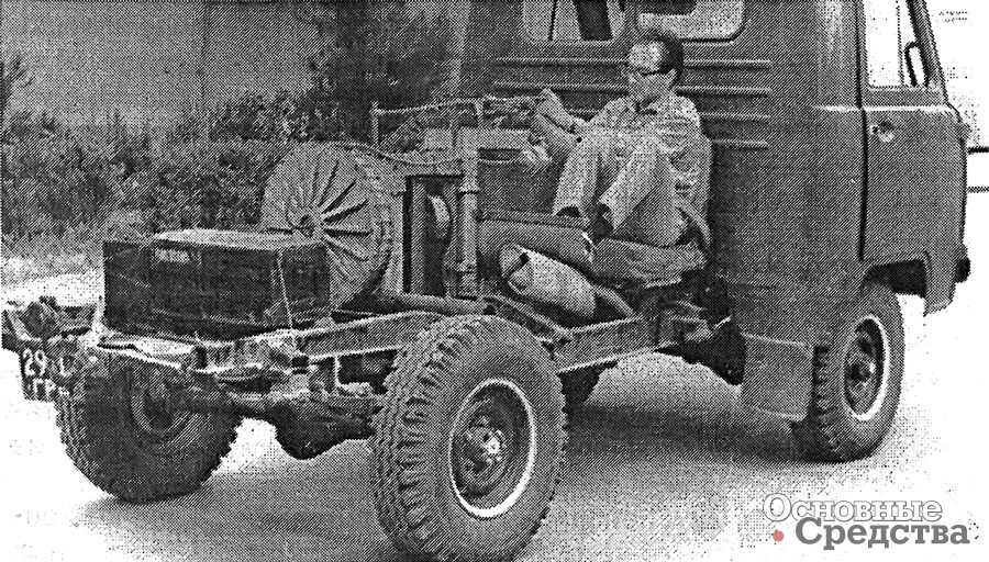 Первый гибридный силовой агрегат с маховиком и вариатором на автомобиле УАЗ-450. Управляет гибридом автор – Н.В. Гулиа (1966 г.)