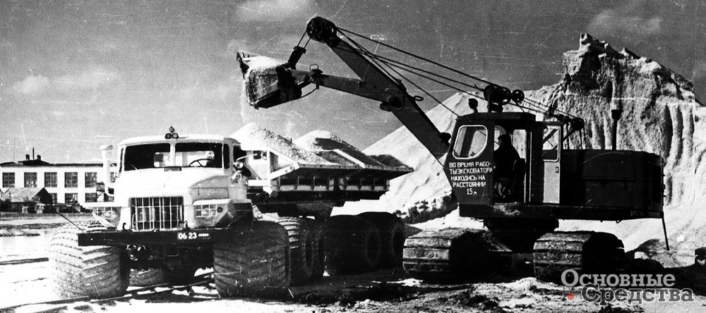 Загрузка автопоезда проводится экскаватором на территории солепромысла у кагата соледобычи, 1971 г.