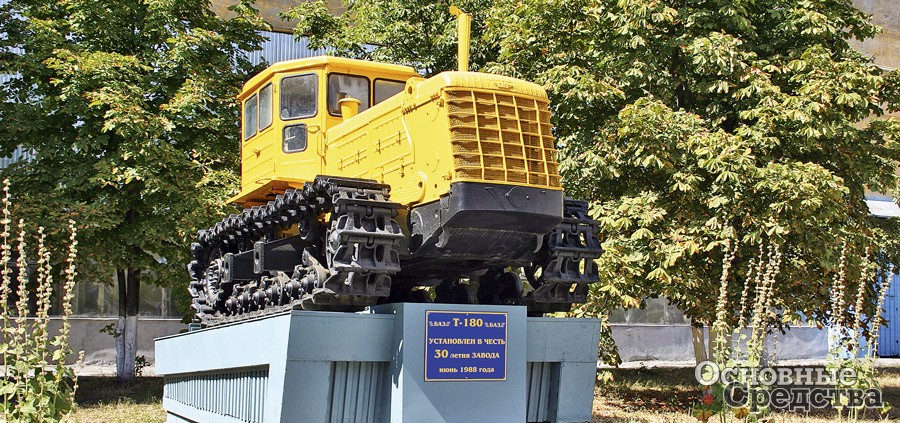 Трактор Т-180Г на постаменте. Брянский автомобильный завод, 2012 г.