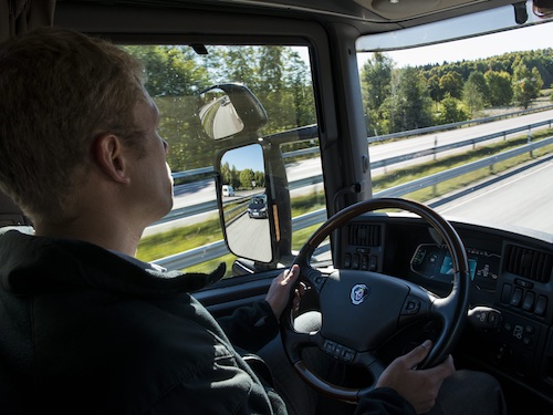 Scania запустила новую программу по обучению водителей «Драйв-лайт»