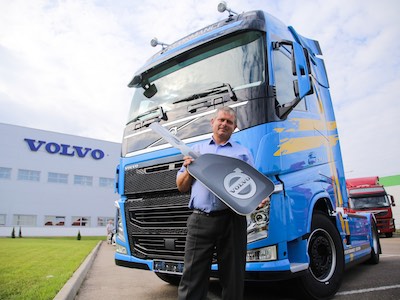 Российские клиенты получают седельные тягачи эксклюзивной серии Volvo FH Viking