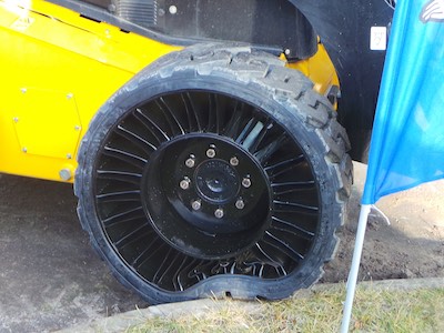 Michelin представила безвоздушное колесо X TWEEL SSL для мини-погрузчиков