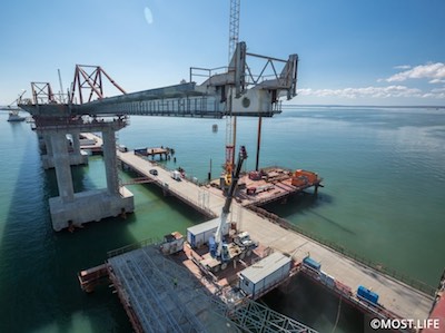 Строители Крымского моста соединят автомобильными пролетами два берега к концу года