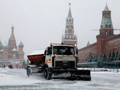 Техника компании «Русбизнесавто» убрала снег на Красной площади