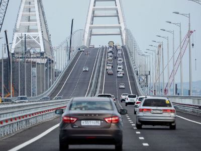 Жители Крыма и Кубани открыли движение по мосту через Керченский пролив