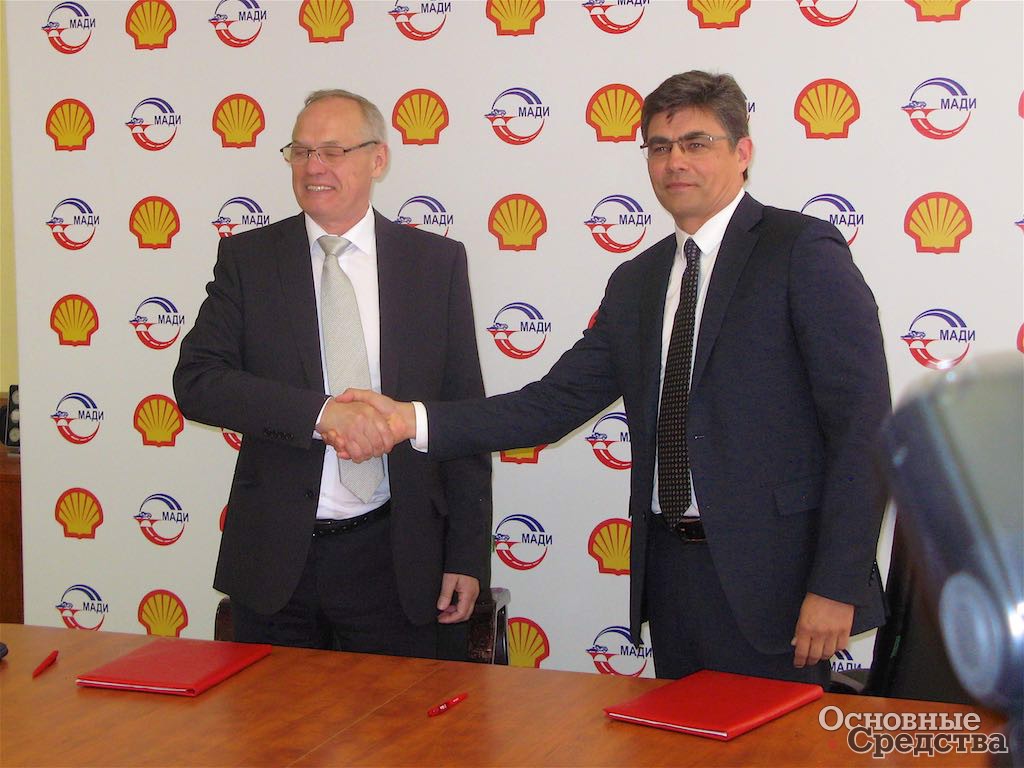 Торжественный момент подписания соглашения, слева направо: Кустарев Г.В. и Стародубцев С.А.