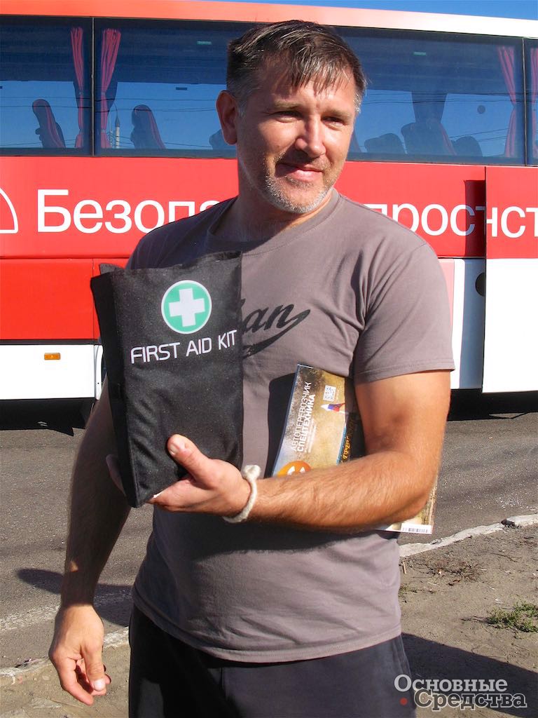 Олег Боженко демонстрирует аптечку, которая пришла из-за границы в штатной комплектации его грузовика Volvo FH