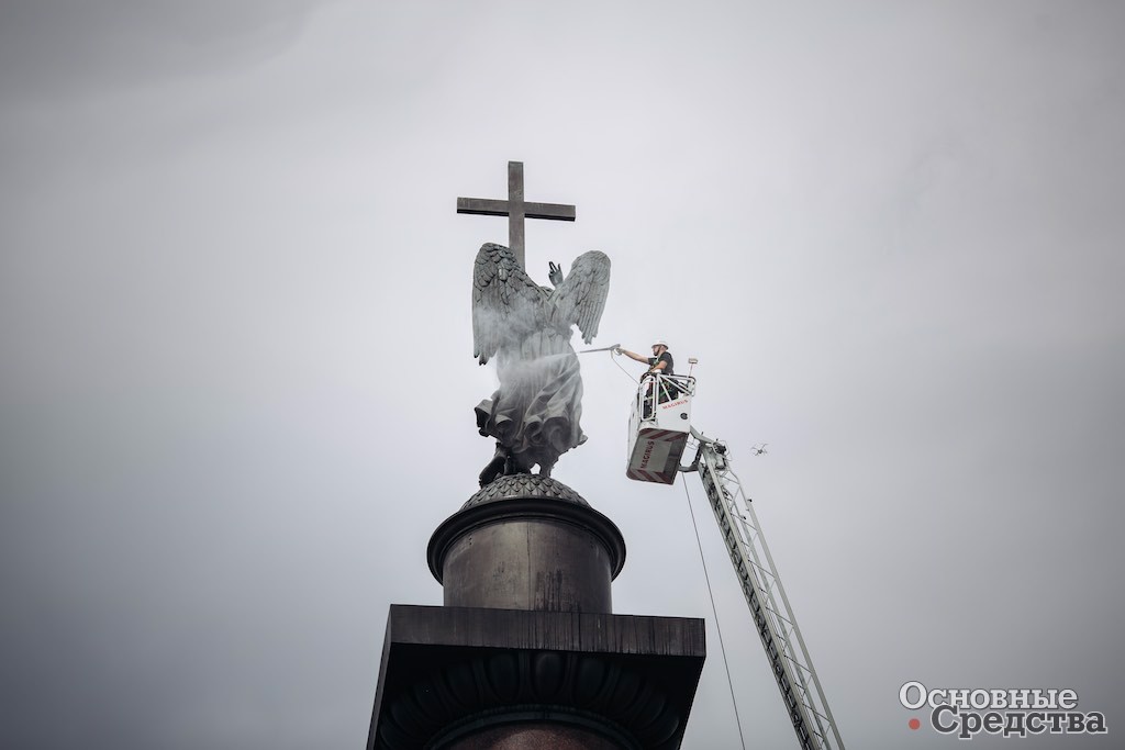 Очистка ангела на Александровской колонне