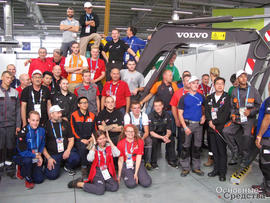 Участники соревнований, эксперты и волонтеры по компетенции «Обслуживание тяжелой техники»