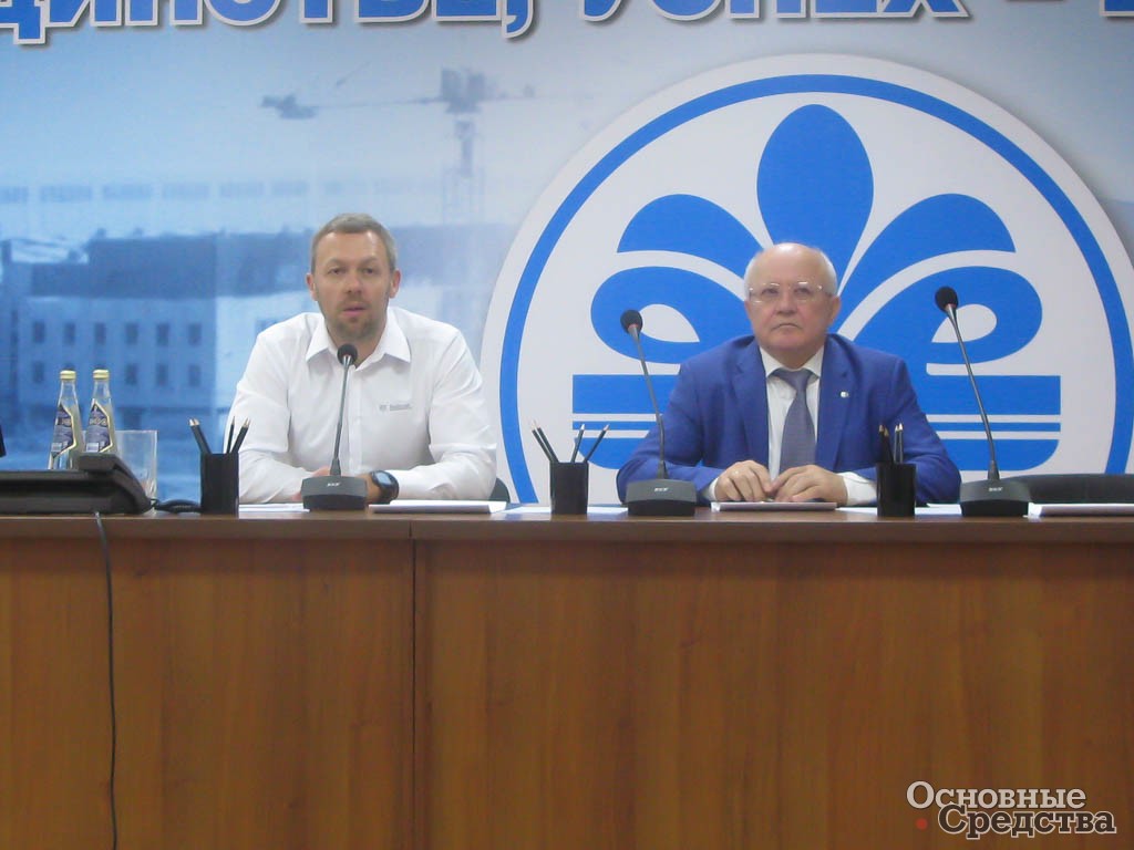 На пресс-конференции. Слева направо: В. Догановский и К. Галимов