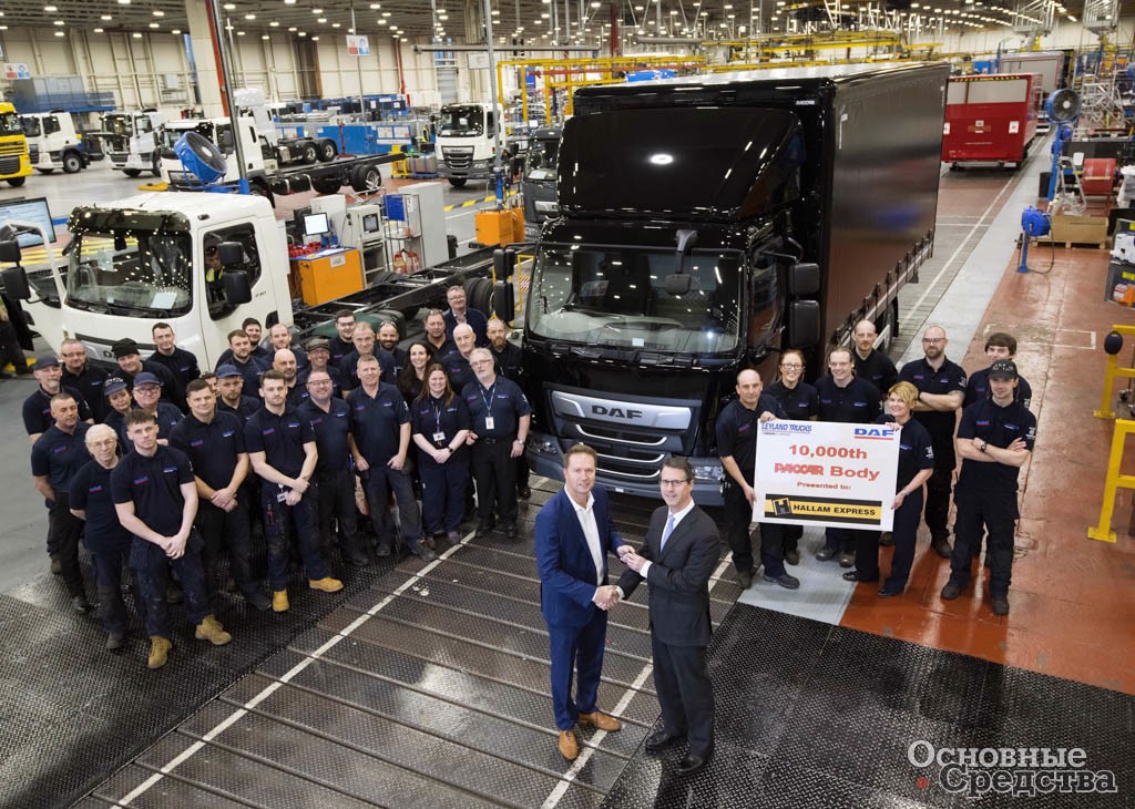 Дэвид Симпсон, управляющий директор Hallam Express, (слева) принимает ключи от своего нового автомобиля с 10000-м застроенным PACCAR от Бреннана Гоурди, управляющего директора Leyland Trucks (справа)