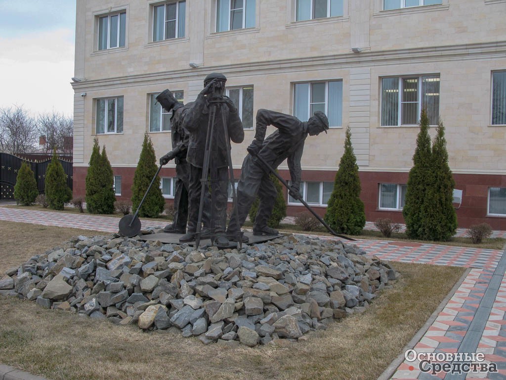 Памятник дорожникам у штаб-квартиры «Алексеевскдорстрой»