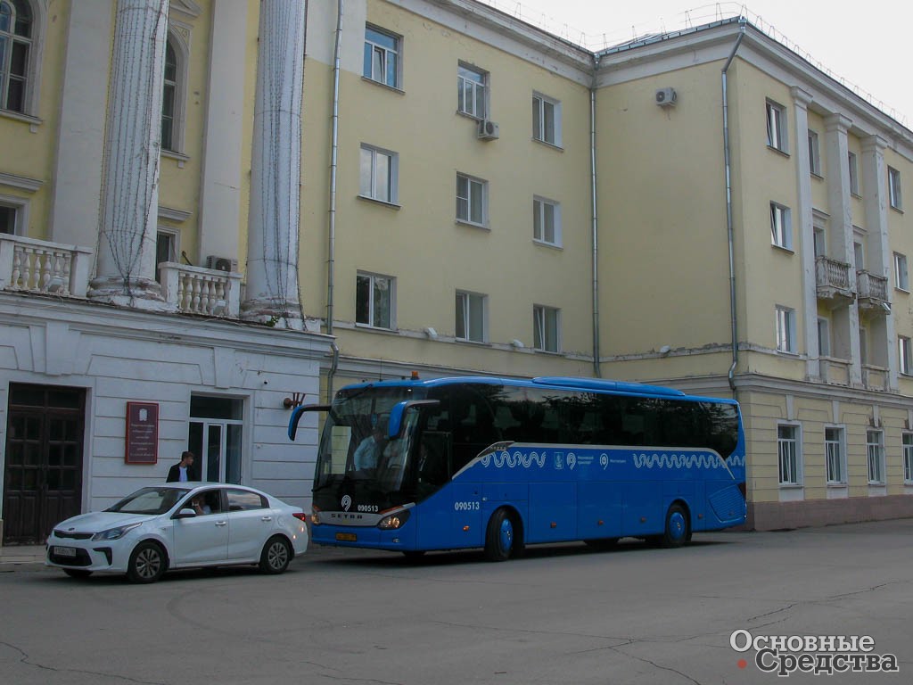 Автобус у администрации г. Новомосковска