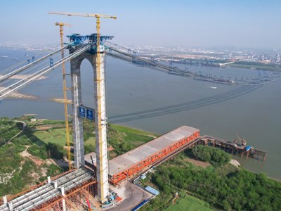 Закрытие главного пролета моста через Янцзы в провинции Хубэй