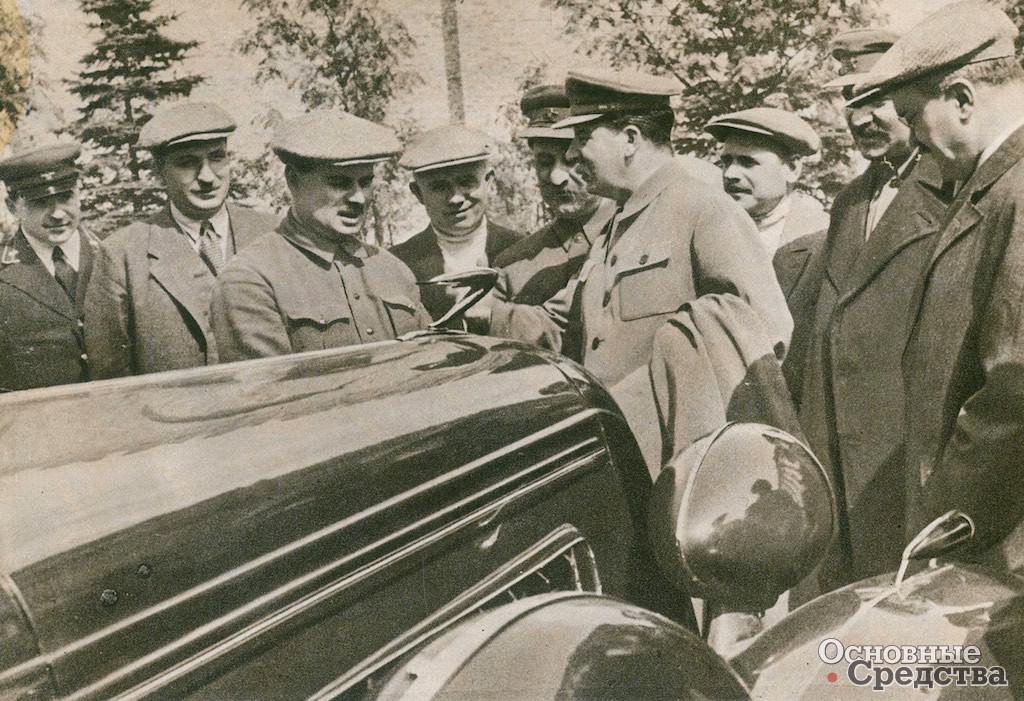 И.В. Сталин беседует с И.А. Лихачёвым о новом автомобиле ЗИС-101. 1936 г.