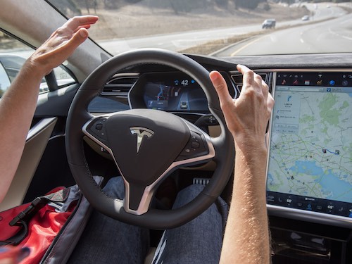 Tesla удалила слова «автопилот» и «самоуправляемый» со своего китайского сайта