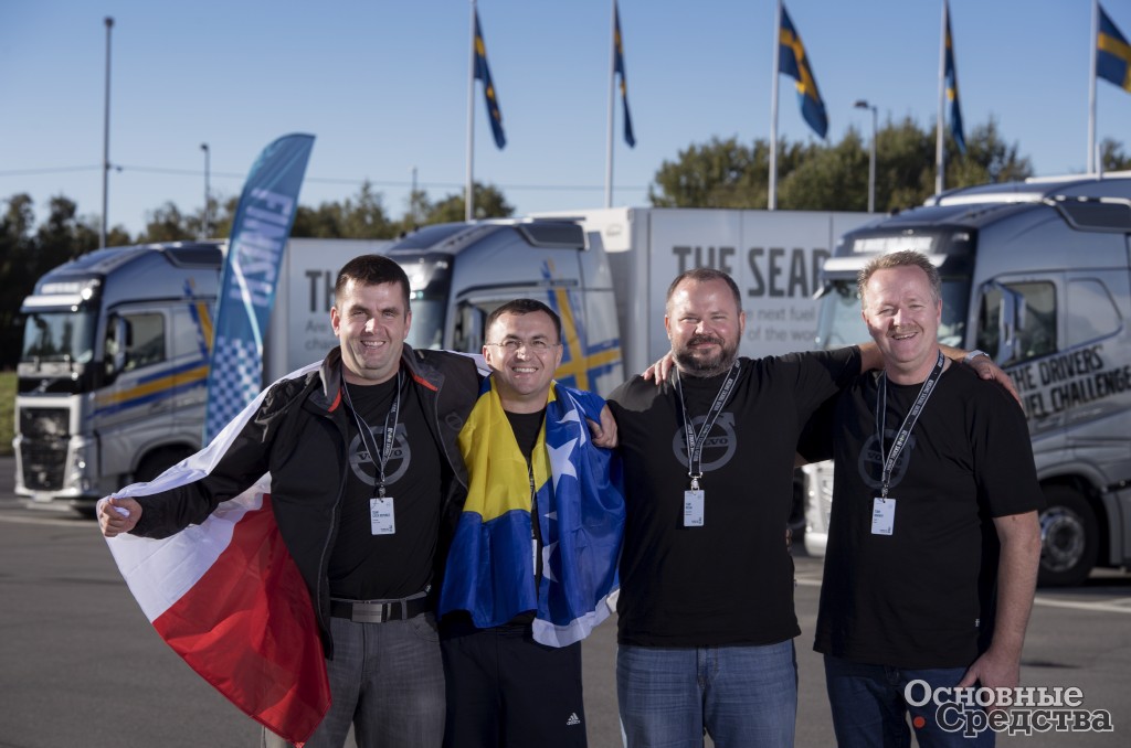 Станислав Мартынов (второй справа) - среди четырех лучших водителей планеты Станислав Мартынов (второй справа) - среди четырех лучших водителей планеты