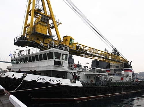 Во Владивостоке подняли флаг на новейшем самоходном плавучем кране