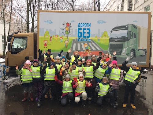 Более 800 московских школьников приняли участие в программе Volvo Trucks «Дороги без опасности»