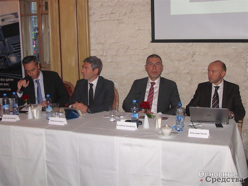 слева направо: К. Менивар, С. Наваль, В. Серебряков – директор по развитию бизнеса, и А. Павлов – директор по операциям